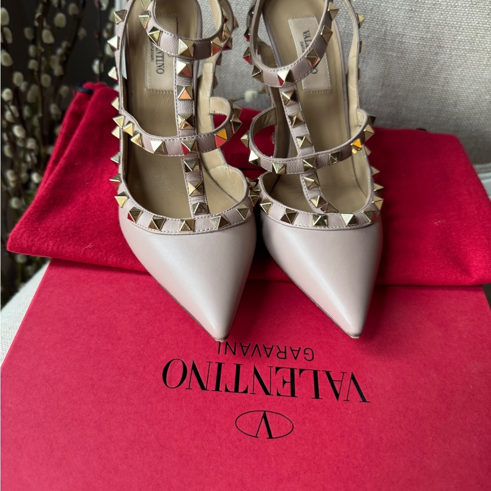 Valentino ROCKSTUD ANKLE STRAP PUMP 100 MM - Poudre. Calf skin leather